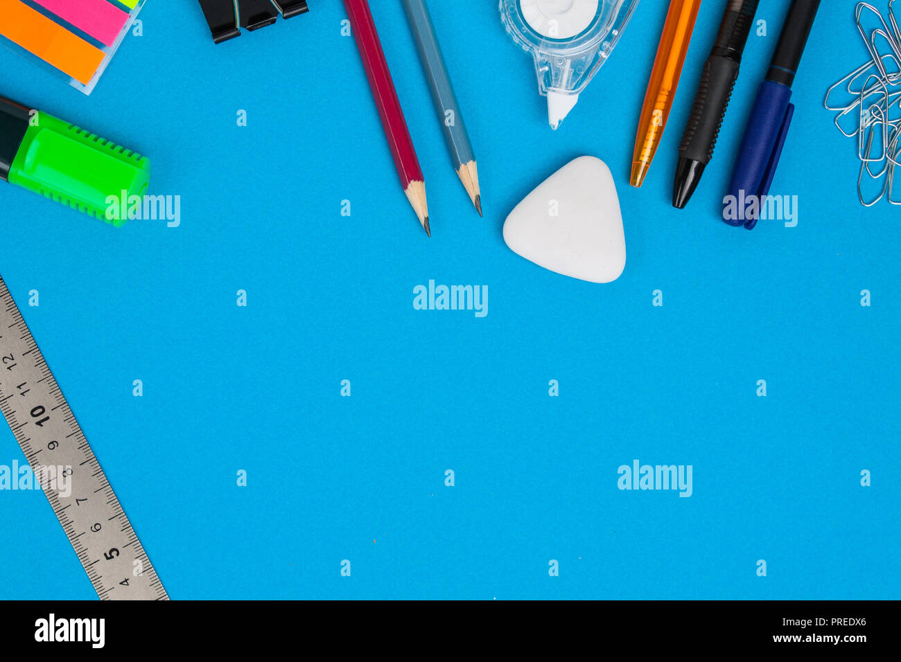 Schreibwaren Zubehör oder Schule waren liegen auf blauem Hintergrund. Flach. Stockfoto