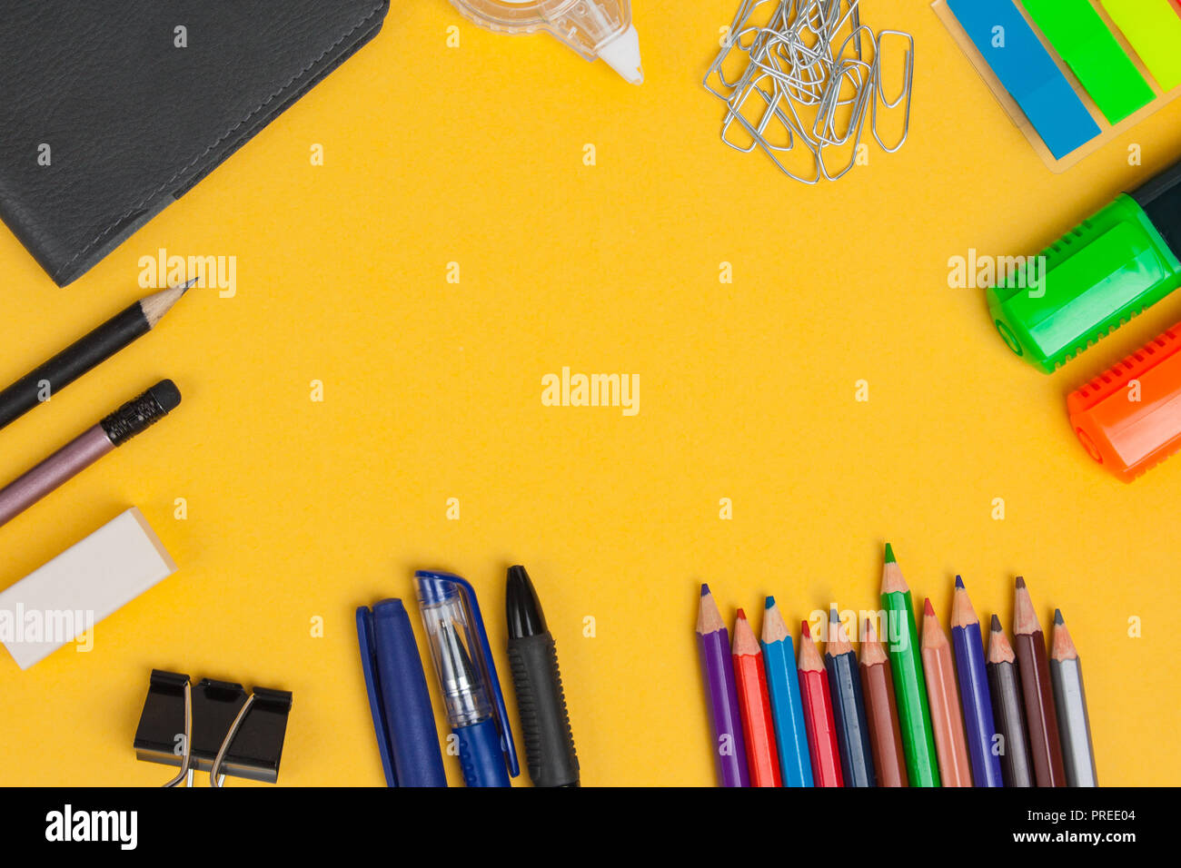 Schul- und Büromaterial liegen auf gelben Hintergrund. Flach. Stockfoto