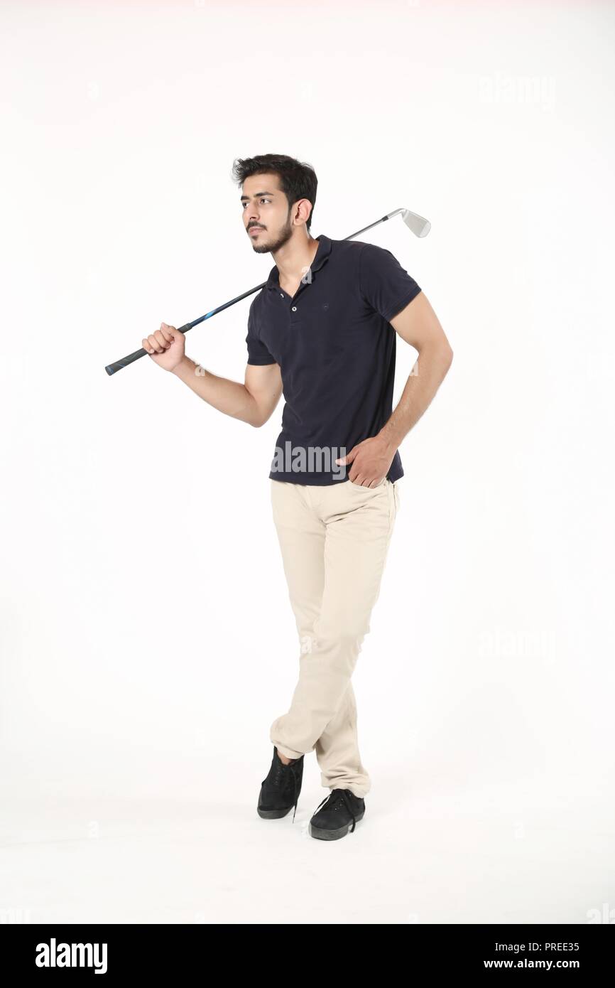 Bild von schöner Junge mit Golf Stick und Kreuz Bein. Auf weissem Hintergrund. Stockfoto