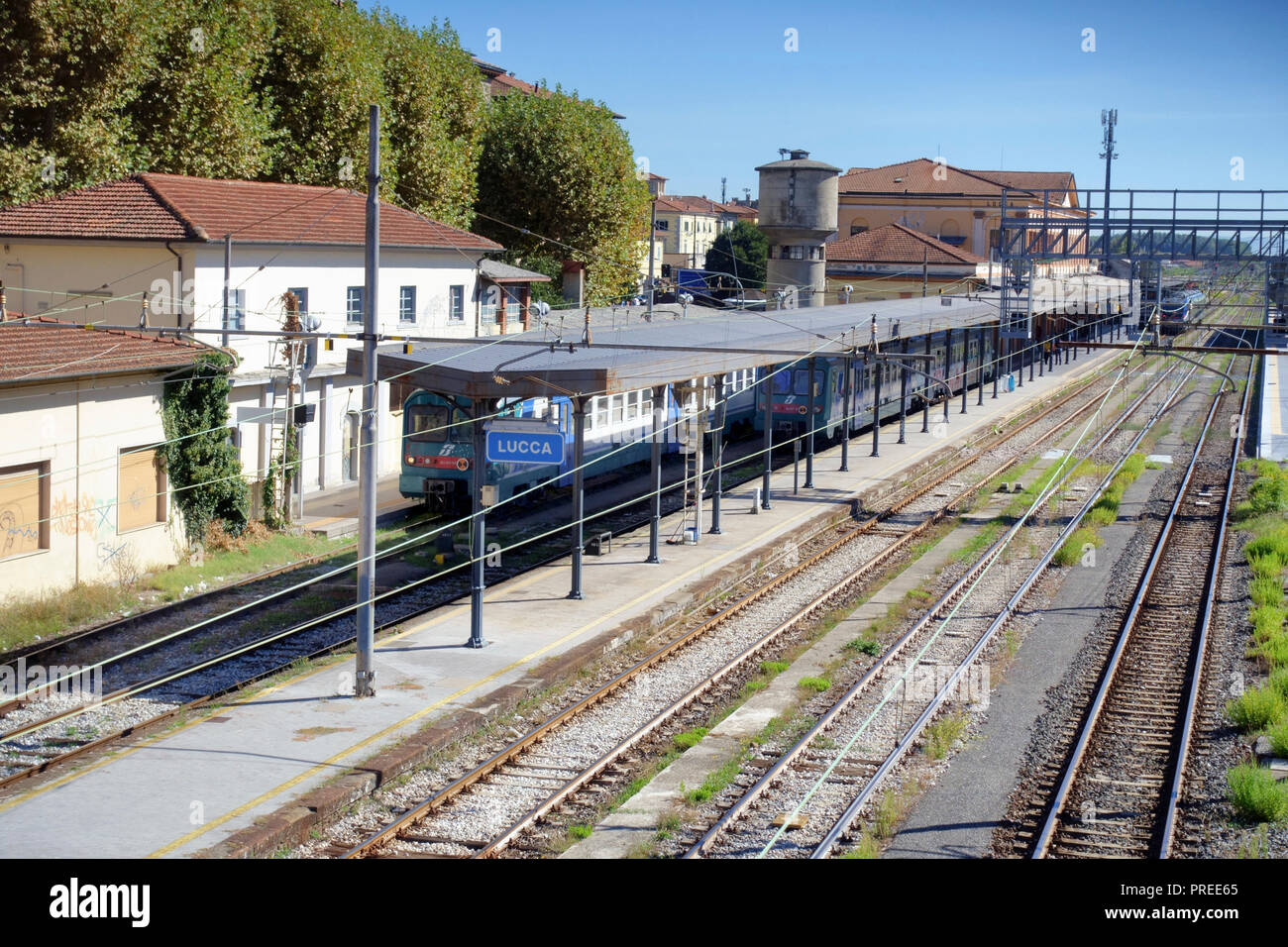 Titel und Züge am alten Bahnhof von Lucca, Toskana, Italien Stockfoto