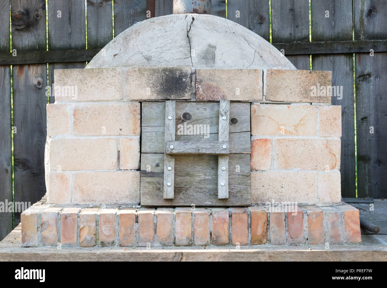 Grill aus Stein in einem Garten in Rumänien Stockfoto