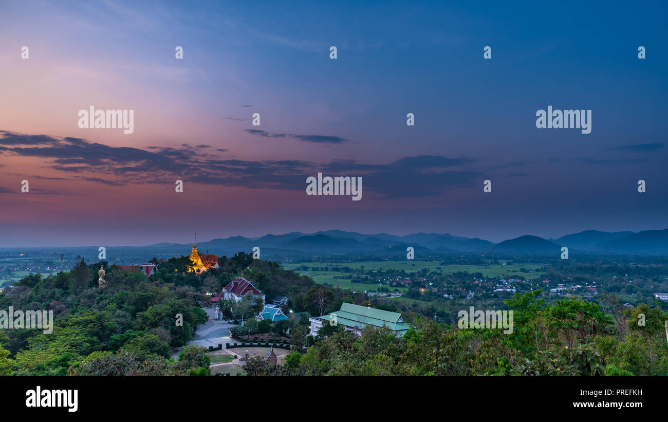 Wat Phrathat Doi Saket mit bunten Sonnenuntergang Himmel und Wolken. Chiang Mai, Thailand. Stockfoto