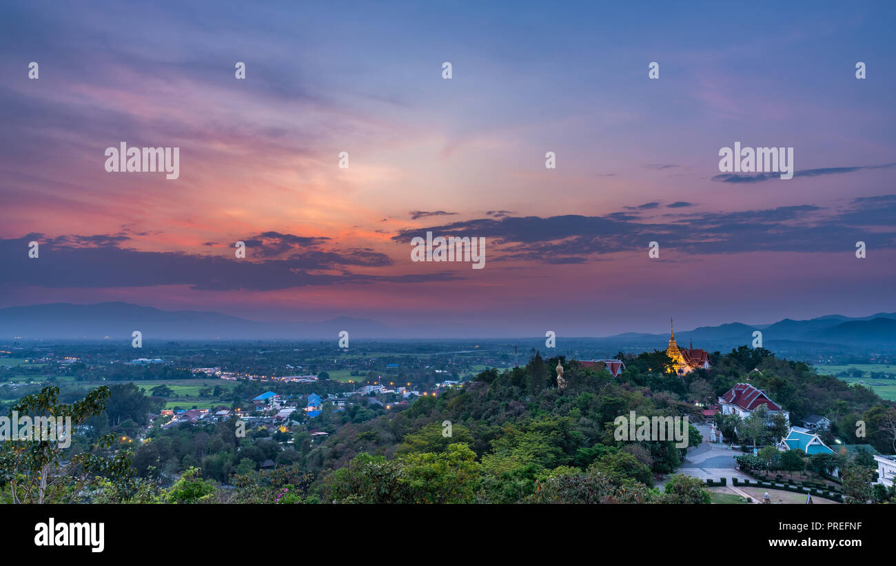 Wat Phrathat Doi Saket mit bunten Sonnenuntergang Himmel und Wolken. Chiang Mai, Thailand. Stockfoto