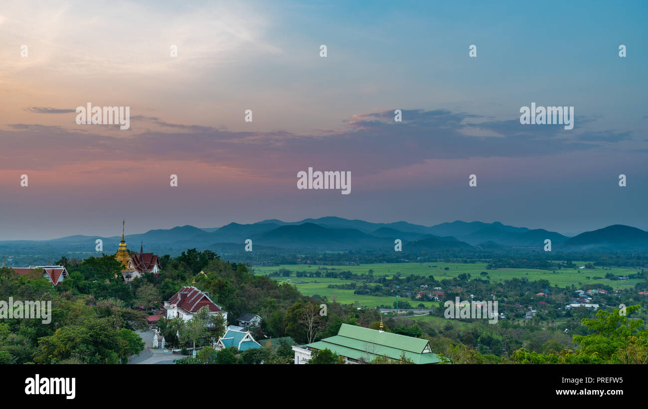 Wat Phrathat Doi Saket mit bunten Sonnenuntergang Himmel und Wolken. Chiang Mai, Thailand. Stockfoto