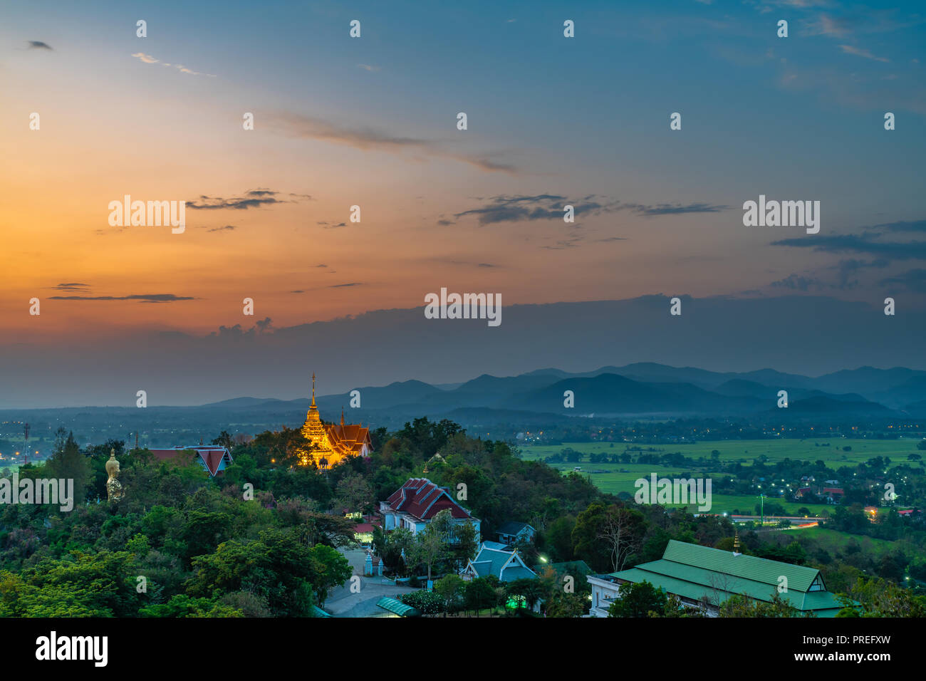 Wat Phrathat Doi Saket mit dem Sonnenuntergang Himmel und Wolken im Hintergrund. Chiang Mai, Thailand. Stockfoto