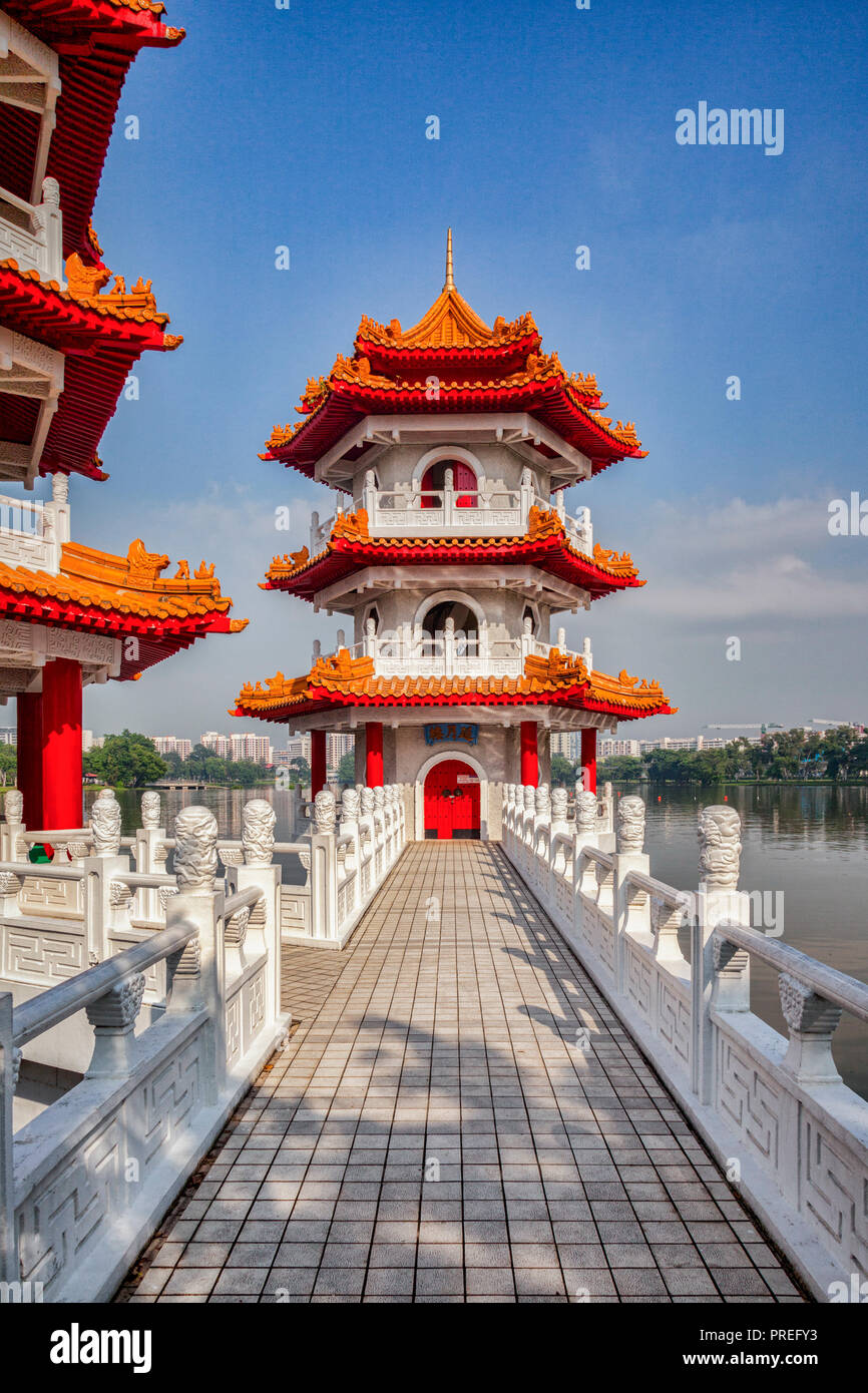 Die Twin Pagoden auf Jurong See, im chinesischen Garten, Singapur. Stockfoto