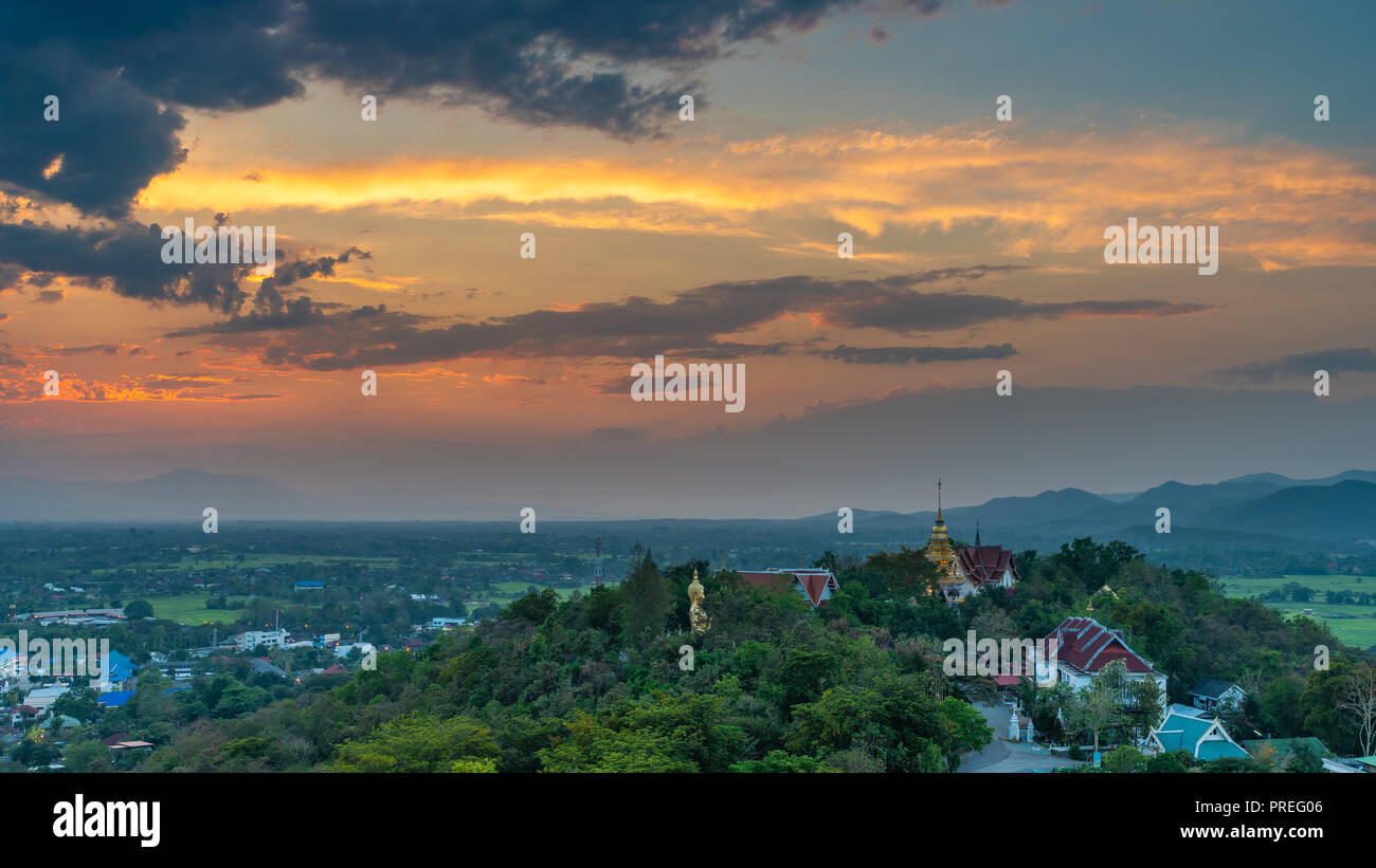 Wat Phrathat Doi Saket mit dem Sonnenuntergang Himmel und Wolken im Hintergrund. Chiang Mai, Thailand. Stockfoto