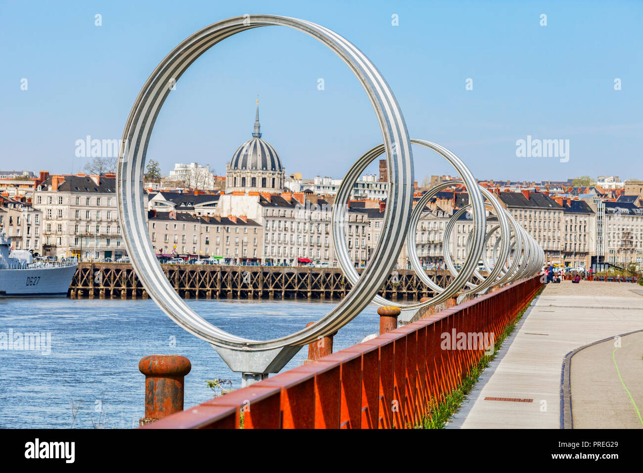 Die Ringe von Daniel Buren und Patrick Bouchain, wird das Schiff der französischen Zerstörer Maille Breze, im Jahr 1988, als sie ein Museum Schiff stillgelegt an Stockfoto