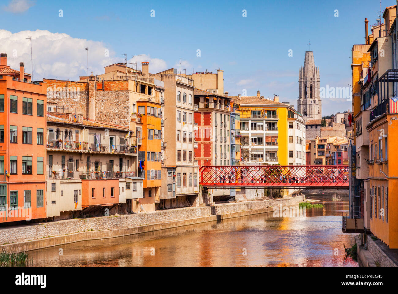 Mittelalterliche Häuser am Ufer des Flusses Onyar, der Eiffel Brücke und der Glockenturm von Sant Feliu Stiftskirche, Girona, Katalonien, Spanien. Stockfoto