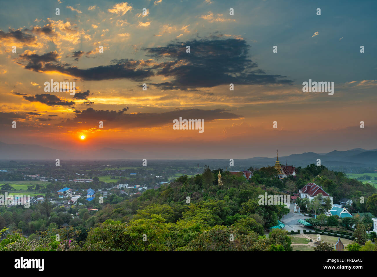 Wat Phrathat Doi Saket mit dem Sonnenuntergang Himmel und Wolken im Hintergrund. Chiang Mai, Thailand. Stockfoto