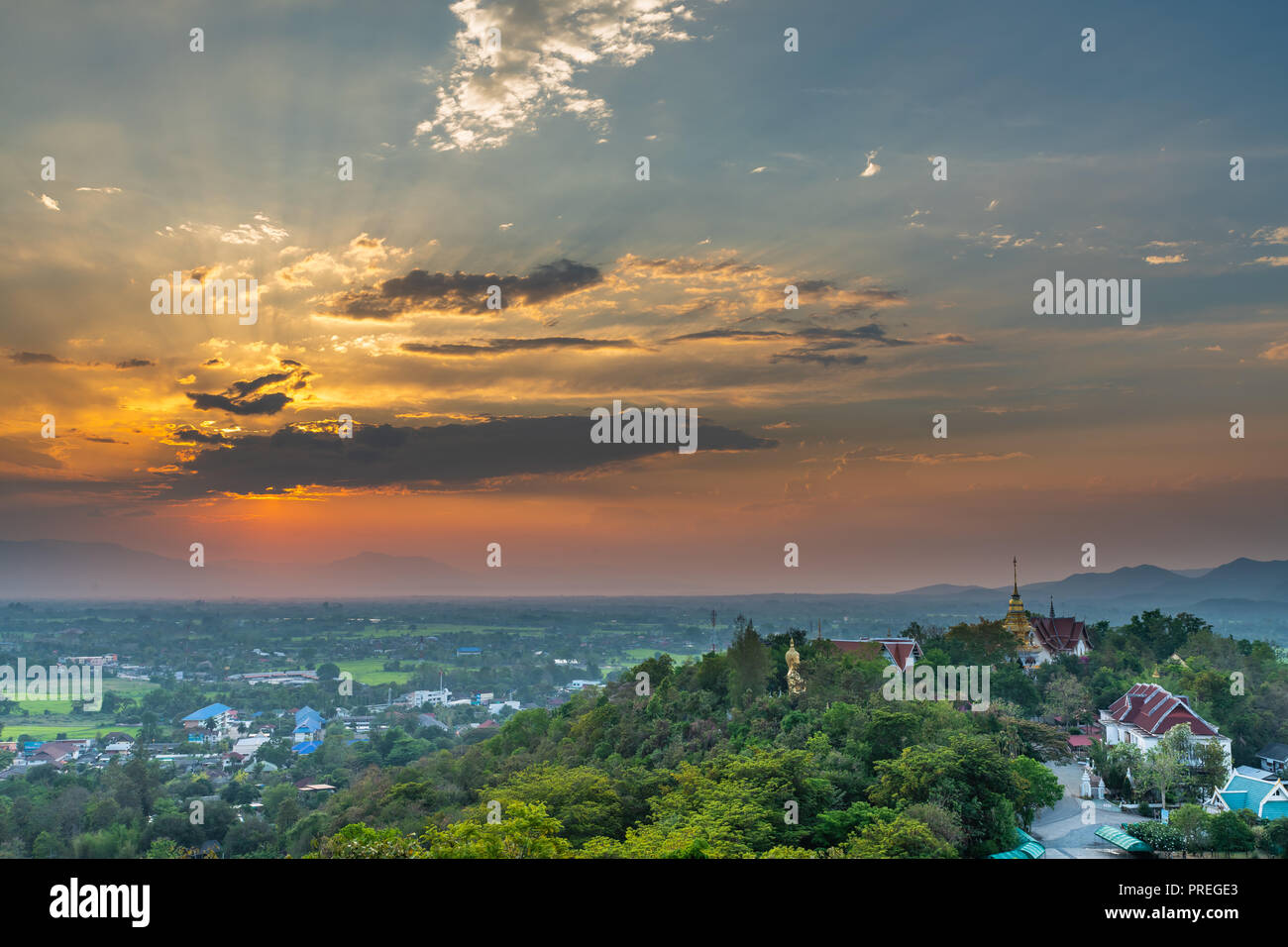 Wat Phrathat Doi Saket mit dem Sonnenuntergang Himmel und Wolken im Hintergrund. Chiang Mai, Thailand. Stockfoto