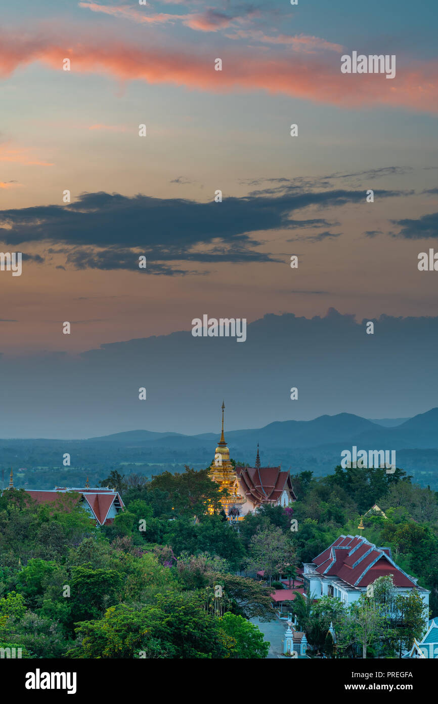 Wat Phrathat Doi Saket mit dem Sonnenuntergang Himmel und Wolken im Hintergrund. Chiang Mai, Thailand. Stockfoto