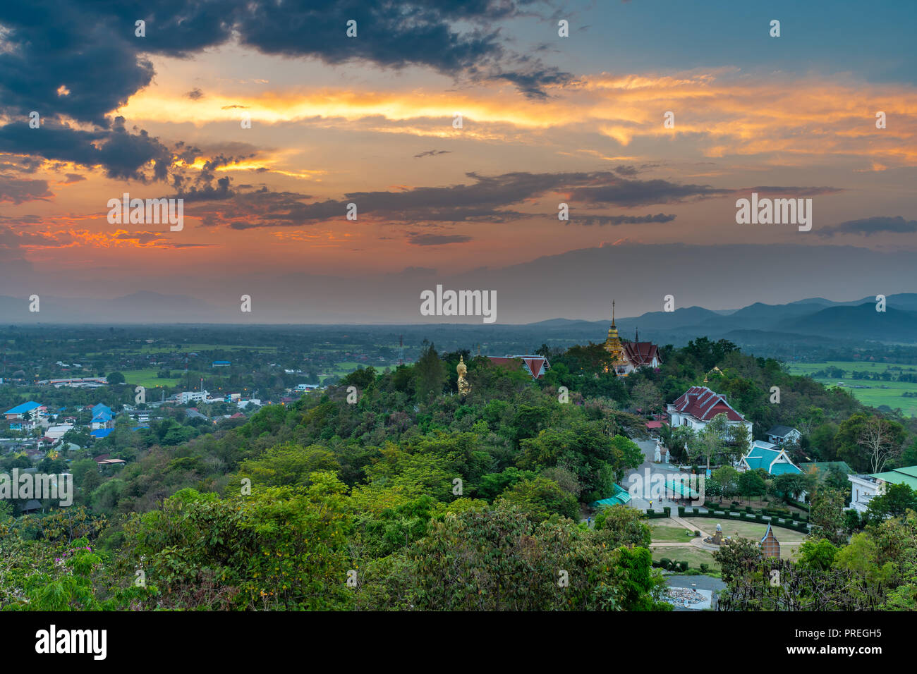 Wat Phrathat Doi Saket mit dem Sonnenuntergang Himmel und Wolken im Hintergrund. Chiang Mai, Thailand. Stockfoto