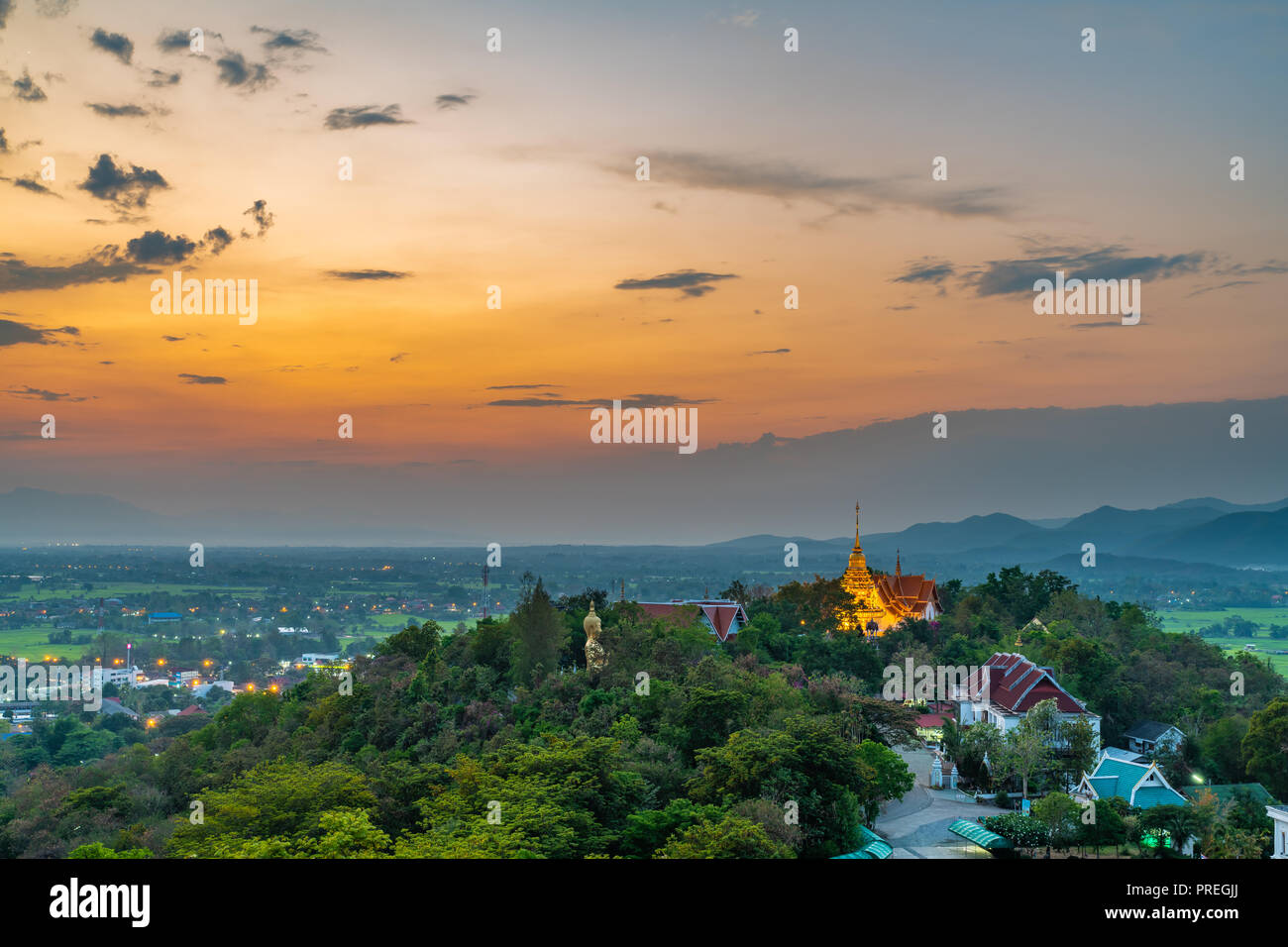 Wat Phrathat Doi Saket mit dem Sonnenuntergang Himmel und Wolken im Hintergrund. Chiang Mai, Thailand. Stockfoto