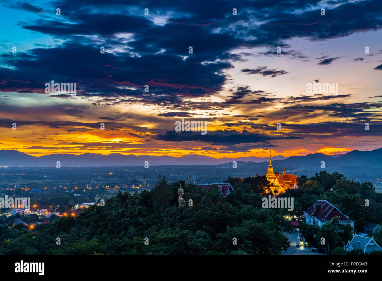 Wat Phrathat Doi Saket mit dem Sonnenuntergang Himmel und bunt zerstreuten Wolken im Hintergrund. Chiang Mai, Thailand. Stockfoto
