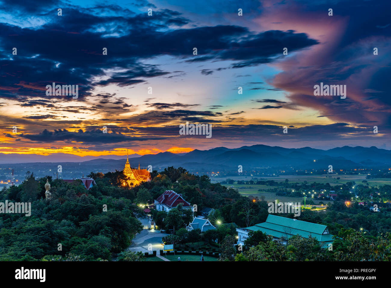 Wat Phrathat Doi Saket mit dem Sonnenuntergang Himmel und bunt zerstreuten Wolken im Hintergrund. Chiang Mai, Thailand. Stockfoto