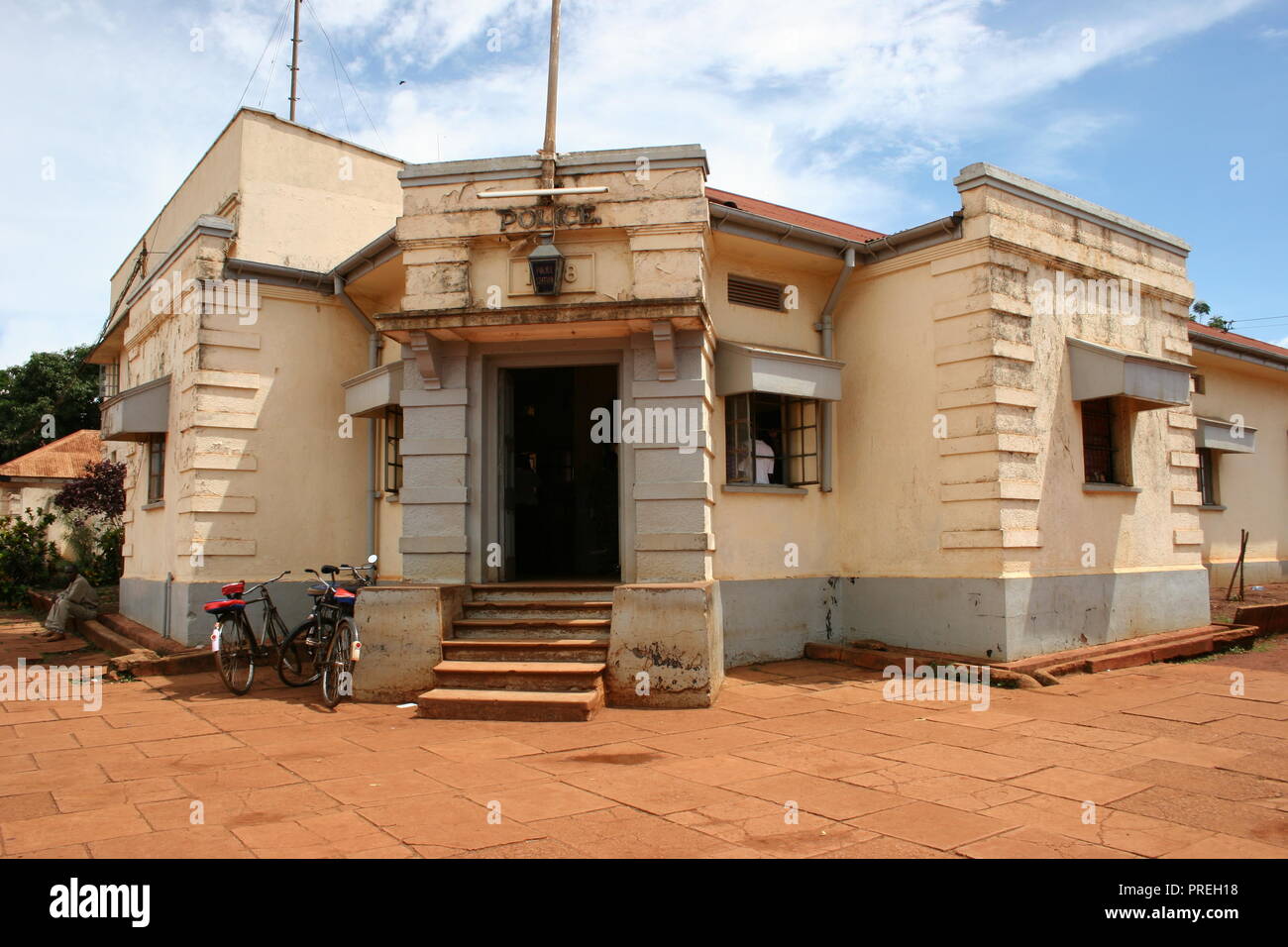 Eine Polizeistation, 1928 während der britischen Kolonialzeit erbaut und liegt an der Hauptstraße in der Stadt Jinja, Uganda. Stockfoto