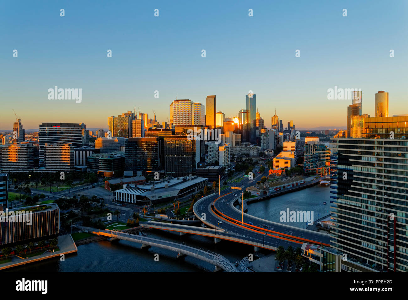 Sonnenuntergang, Stadtbild Blick Melbourne CBD, Docklands, Victoria Harbour Marina, Victoria, Australien Stockfoto