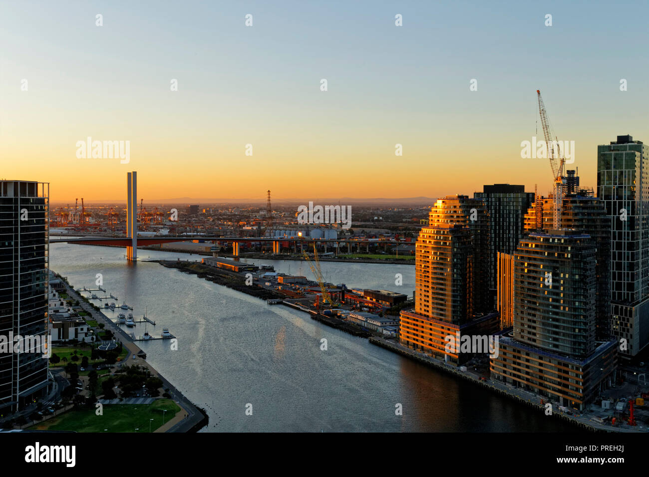 Sonnenuntergang, Stadtbild Blick Melbourne CBD, Docklands, Victoria Harbour Marina, Victoria, Australien Stockfoto