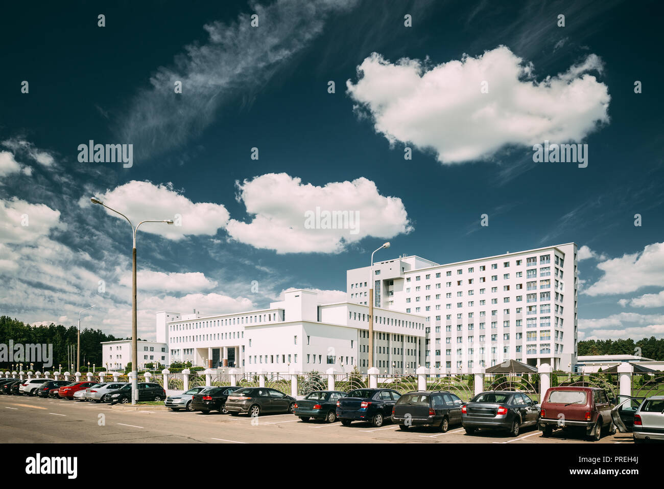 Gomel, Belarus. Bau von Repablican Wissenschaftliches Zentrum für Strahlenschutz Medizin und Menschliche Ökologie im Sommer sonnigen Tag. Stockfoto