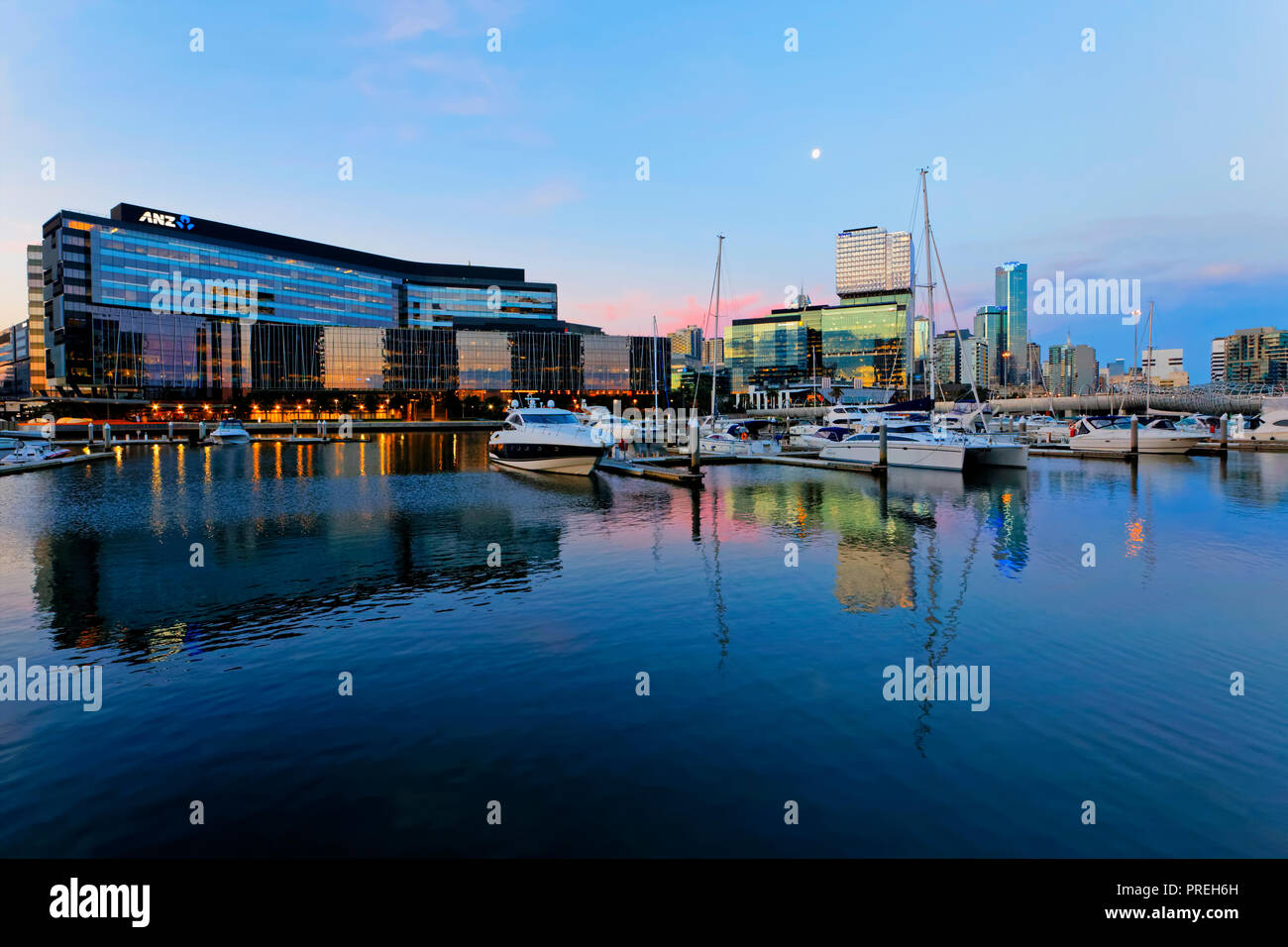 Dämmerung, Sonnenuntergang, Reflexionen, Docklands, die Stadt Melbourne CBD, Victoria, Australien Stockfoto