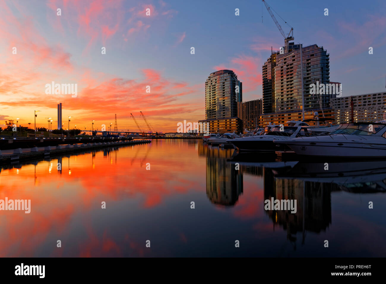 Dämmerung, Sonnenuntergang, Reflexionen, Docklands, die Stadt Melbourne CBD, Victoria, Australien Stockfoto