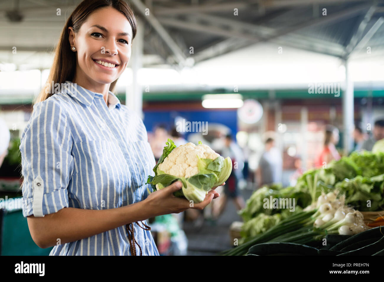 Junge Frau auf dem Markt Stockfoto