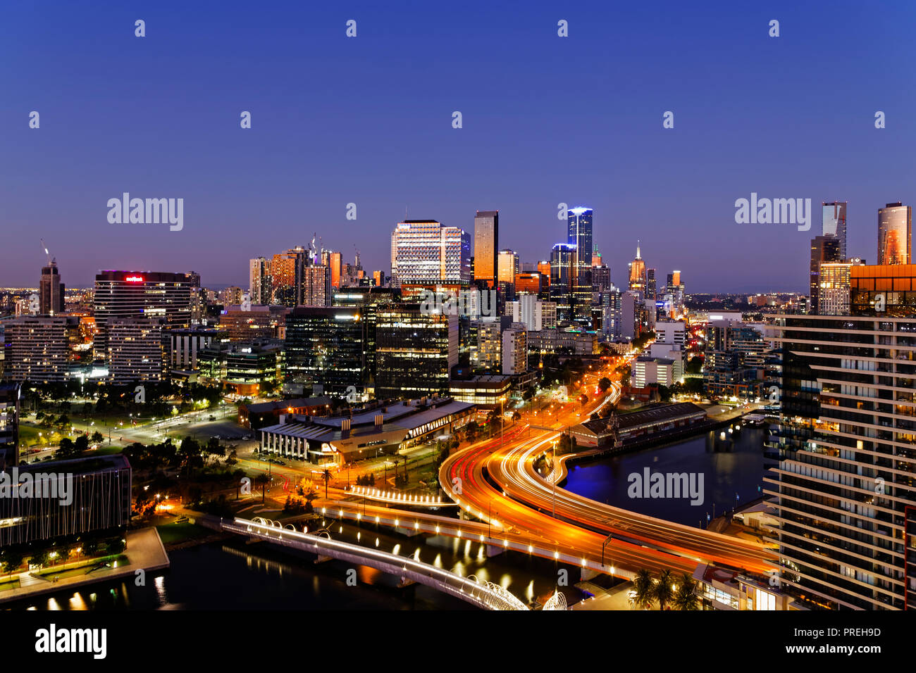 Sonnenuntergang, Stadtbild Blick Melbourne CBD, Docklands, Victoria Harbour Marina, Victoria, Australien Stockfoto