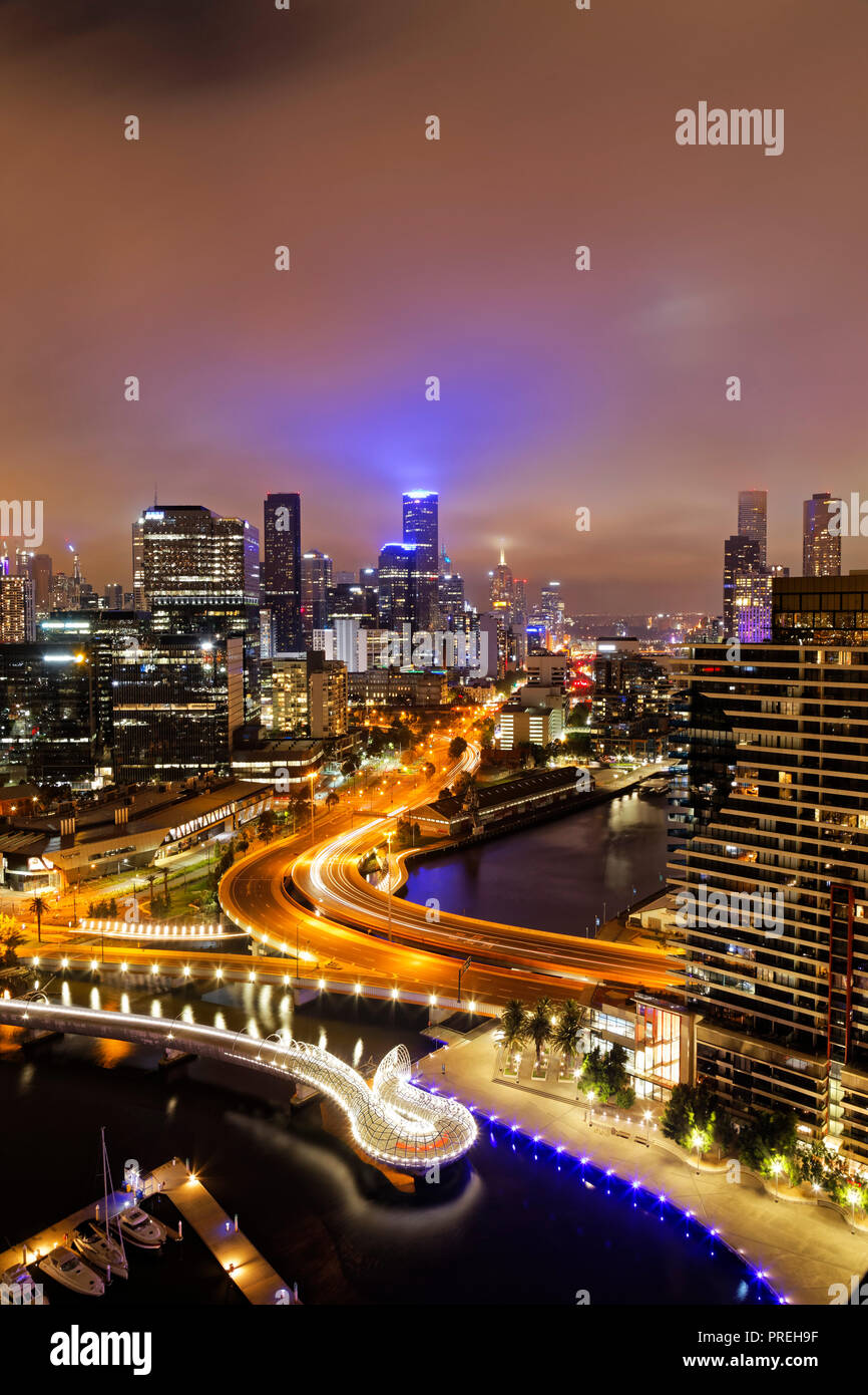 Sonnenuntergang, Stadtbild Blick Melbourne CBD, Docklands, Victoria Harbour Marina, Victoria, Australien Stockfoto