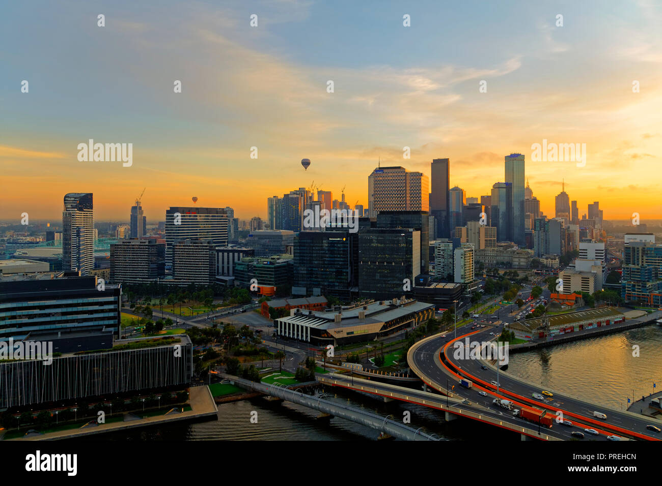 Sunrise Luftballons, Stadtbild Blick Melbourne CBD, Docklands, Victoria Harbour Marina, Australien Stockfoto