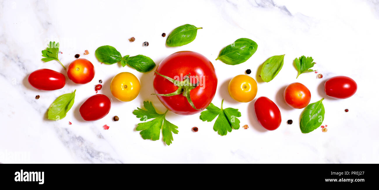 Köstliche frische Tomaten auf weißem Marmor Stein Hintergrund. Ansicht von oben mit der Kopie. Stockfoto