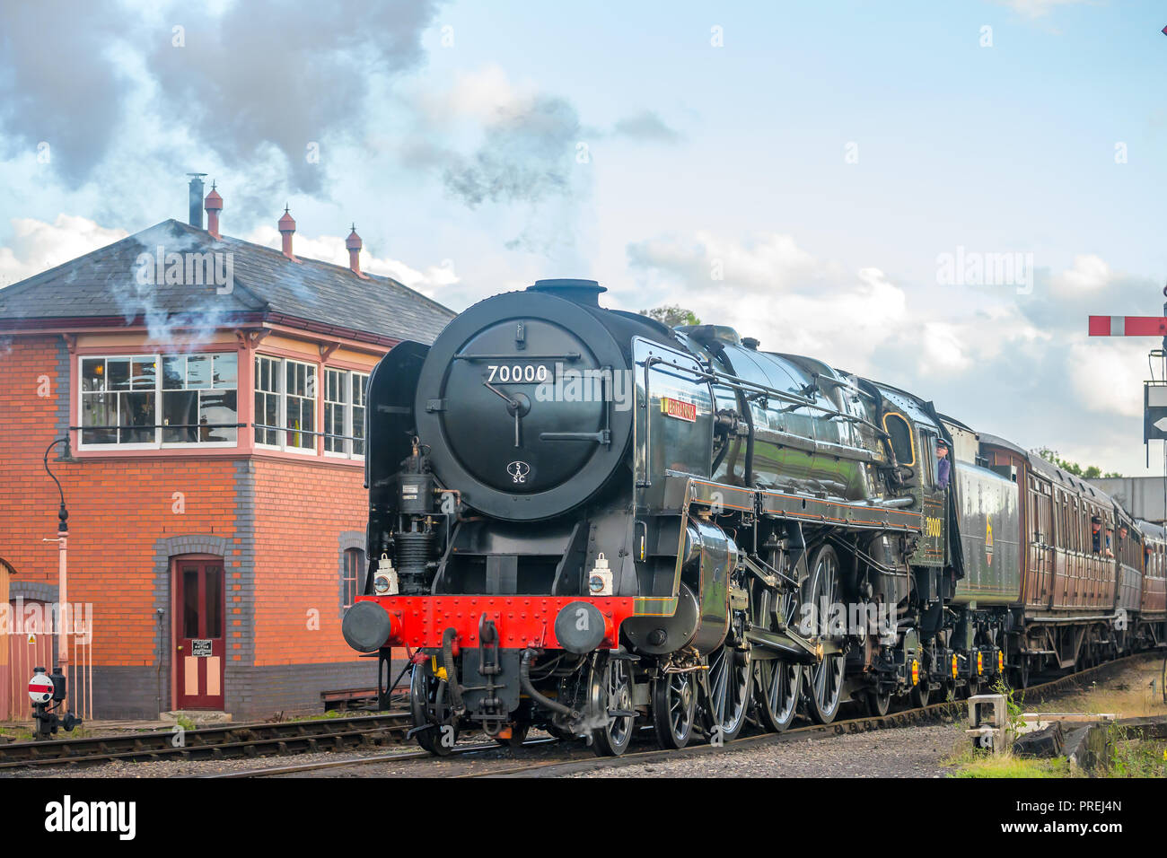 Erhaltene BR-Standard Klasse 7 Dampflokomotive, das kolossale Britannia Nr. 70000 bei der SVR Kidderminster Bahnhof ankommen, Herbst Dampf Gala, 2018. Stockfoto