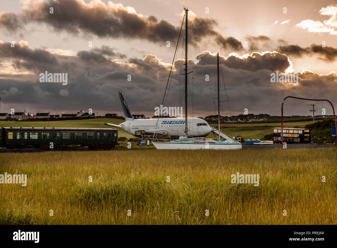 Enniscrone, Sligo, Irland. 7. Juni 2017. Website der schrullige Glamping Dorf derzeit entwickelt mit einem ausgemusterten Boeing 767 in Stockfoto