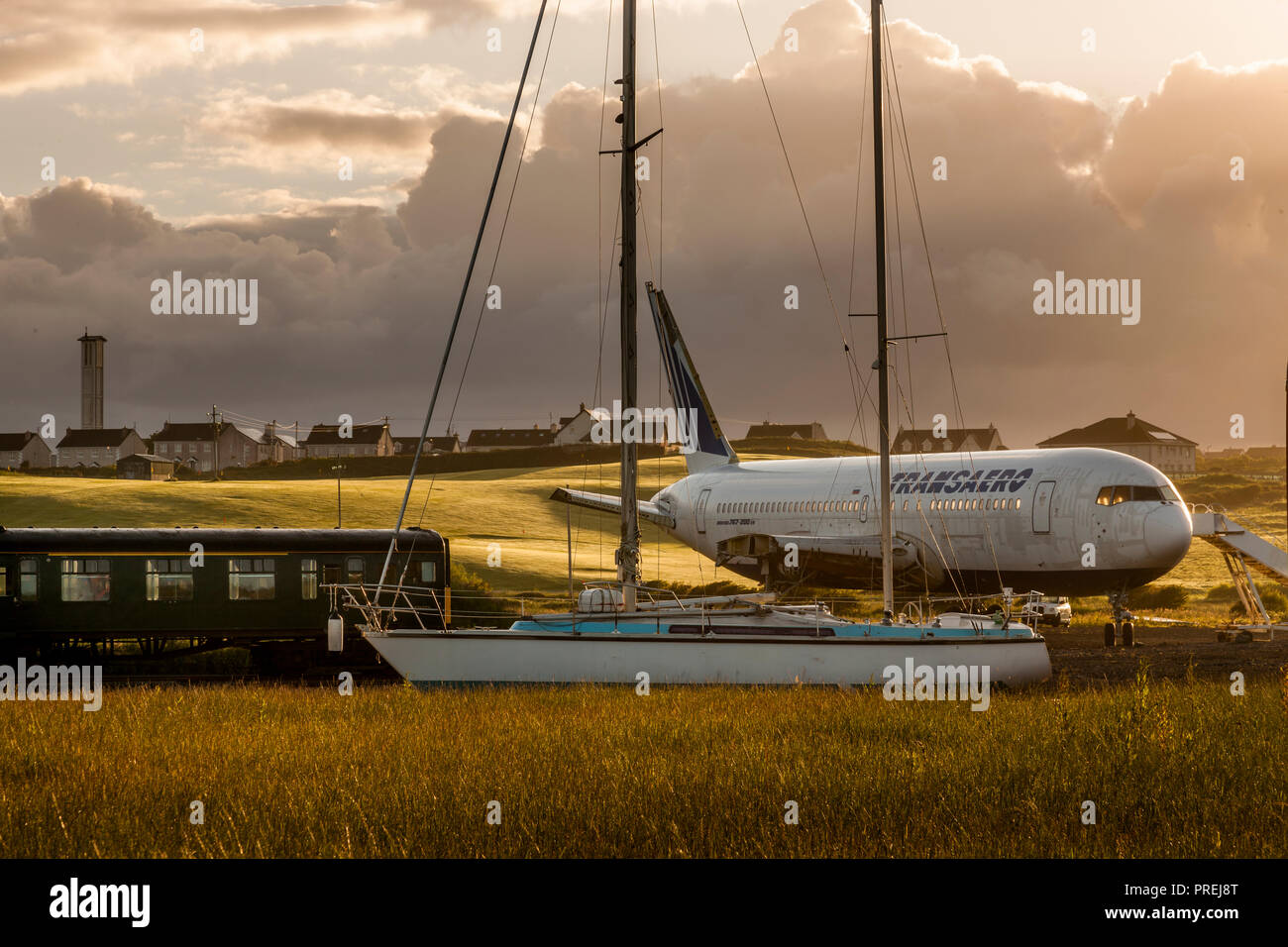 Enniscrone, Sligo, Irland. 7. Juni 2017. Website der schrullige Glamping Dorf derzeit entwickelt mit einem ausgemusterten Boeing 767 in Stockfoto