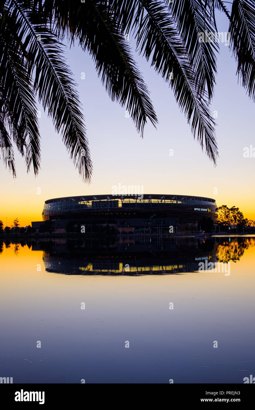 Optus Stadion neben dem Swan River in Perth, Australien bei Sonnenaufgang Stockfoto