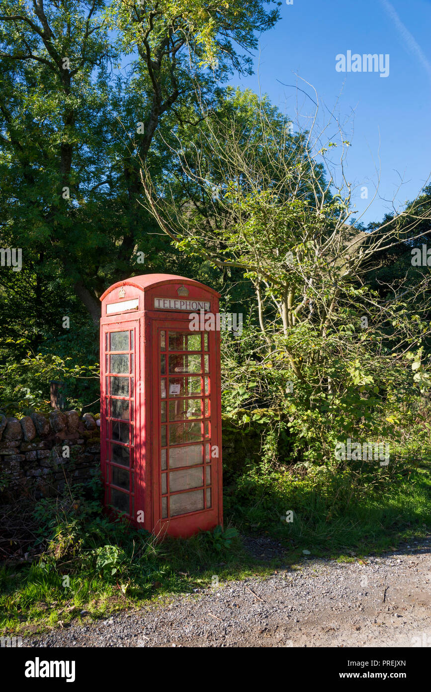 Alte rote Telefonzelle an der Friseur stand im Peak District, Derbyshire, England. Stockfoto