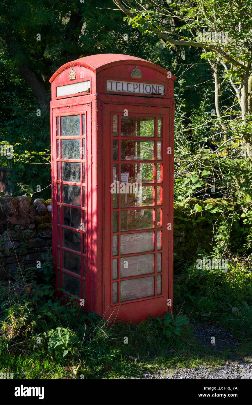 Alte rote Telefonzelle an der Friseur stand im Peak District, Derbyshire, England. Stockfoto