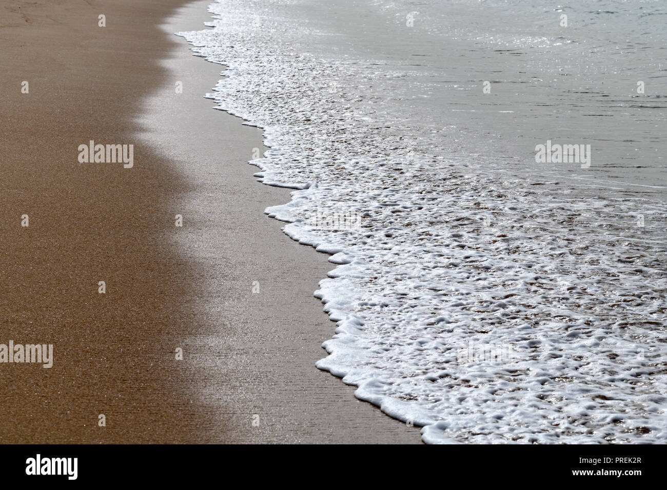 Sandstrand mit Wellen Stockfoto