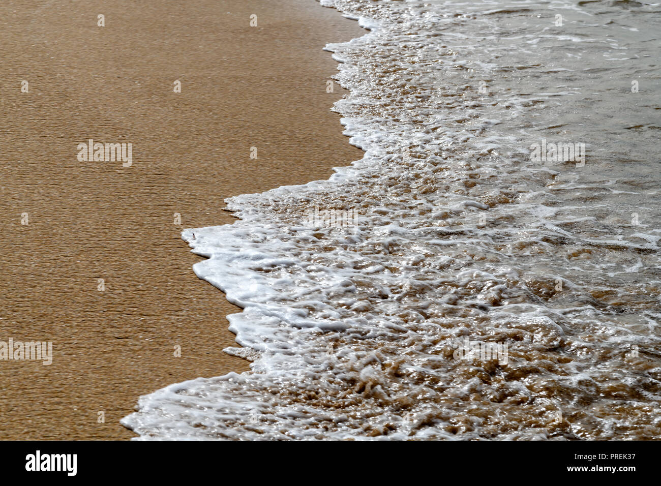 Sandstrand mit Wellen Stockfoto