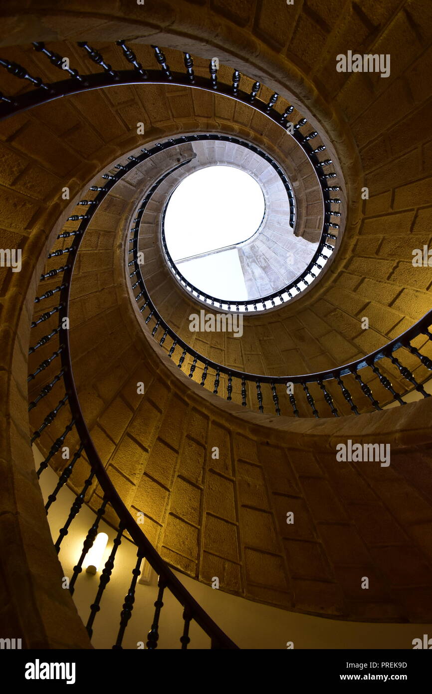 Triple spiralförmigen Treppe aus Stein. San Domingo de Bonaval, galicische Volk Museum. Santiago de Compostela, Spanien. Stockfoto