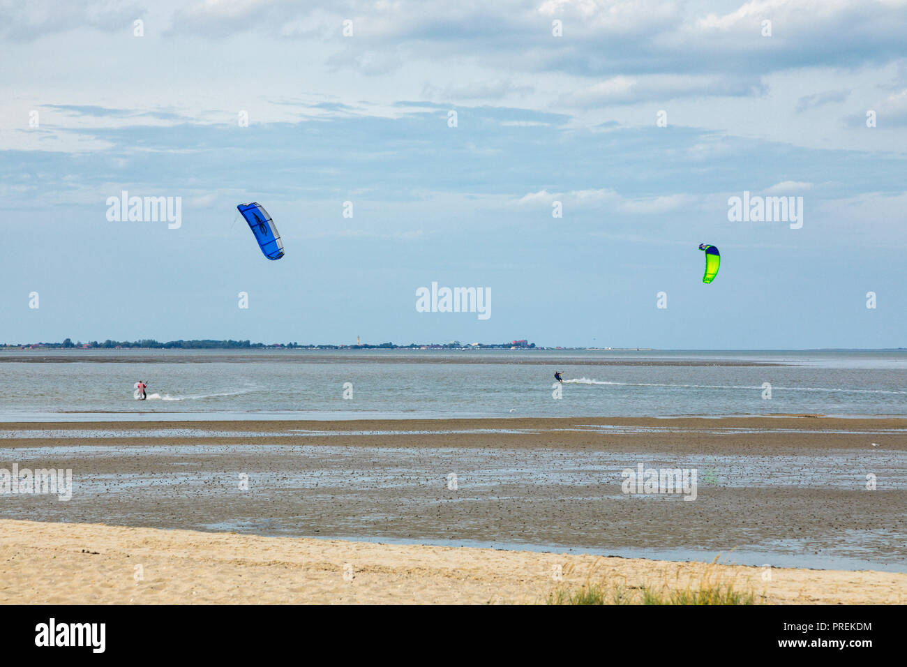 Kitesurfen am Strand von Hooksiel, Deutsche Nordseeküste Stockfoto
