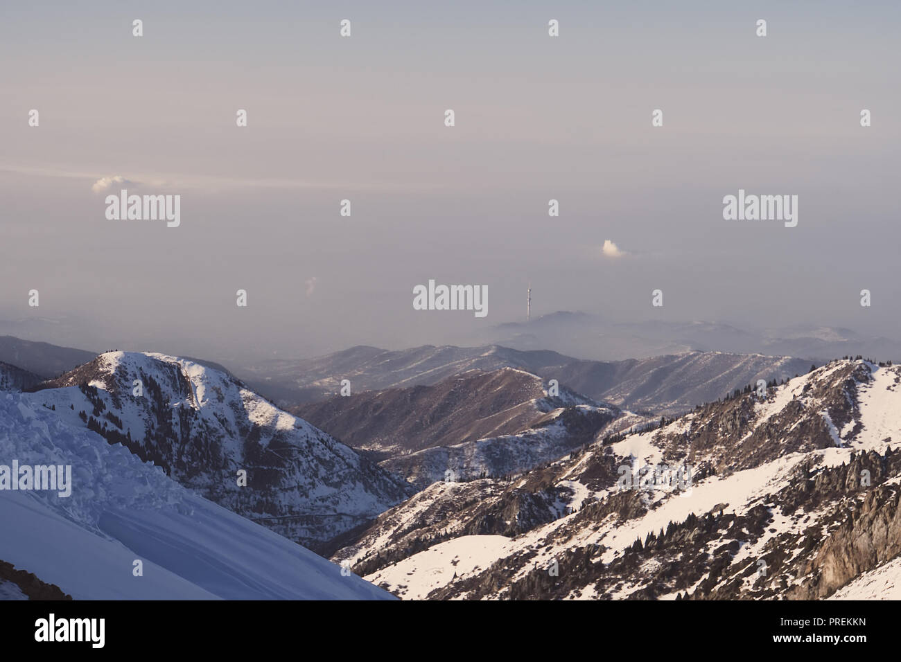 Anzeigen von Alma Ata von der Tien Shan Gebirge. Medeo Kasachstan. ski ...