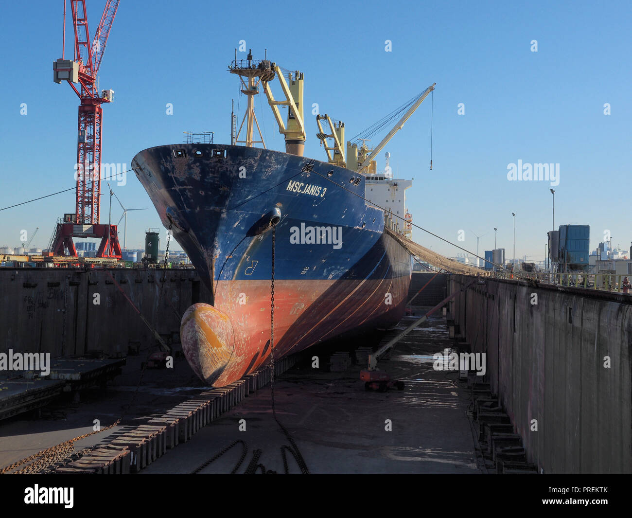 Cargo Schiff im Trockendock für die Wartung im Hafen von Antwerpen, Belgien Stockfoto