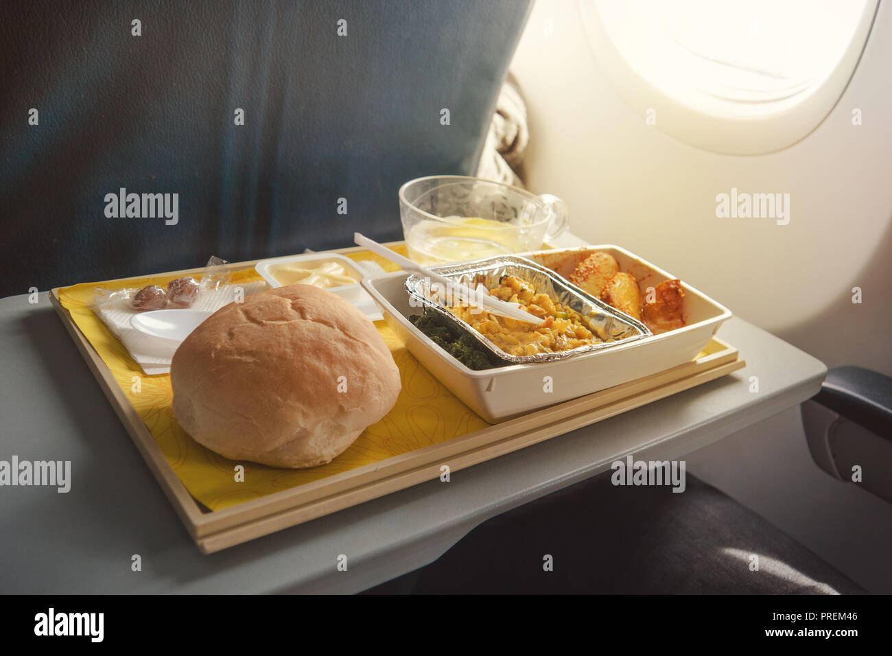Essen tisch im flugzeug Fotos und Bildmaterial in hoher Auflösung Alamy