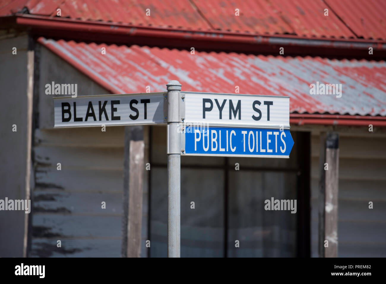 Mehrere Zeichen auf der einen Wegweiser im historischen Dorf Millthorpe im zentralen Westen von New South Wales, Australien Stockfoto
