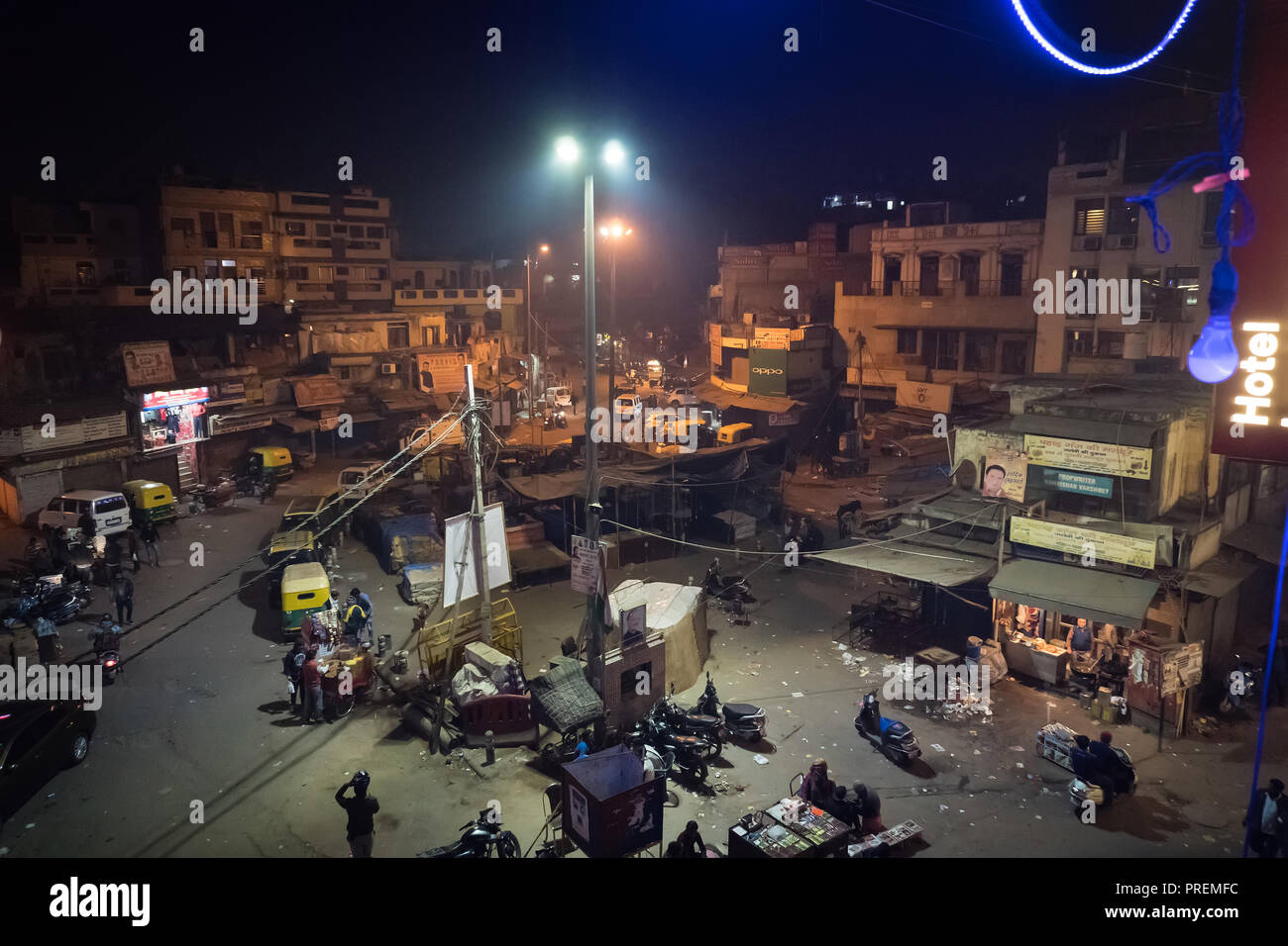 NEW DELHI, Indien - 8. JANUAR 2018: Besetzt indischen Street Market in New Delhi, Indien. Nacht Main Bazaar Draufsicht Stockfoto