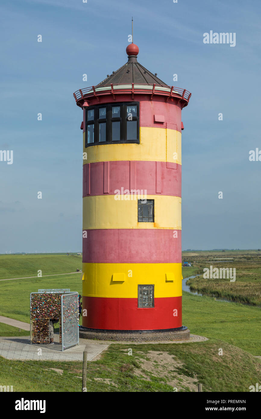 Berühmten kleinen Leuchtturm an der Nordsee Deich am Pilsumer, Ostfriesland, Deutschland Stockfoto