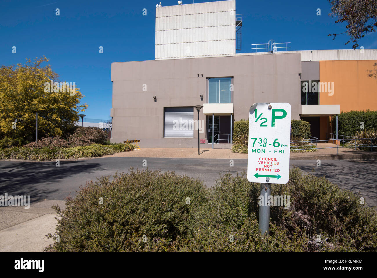 1/2P Parkplatz Beschränkung Anmelden einen Parkplatz in Australien. Parkplätze und andere Schilder fallen unter Australian National Transport Leitlinien der Kommission Stockfoto
