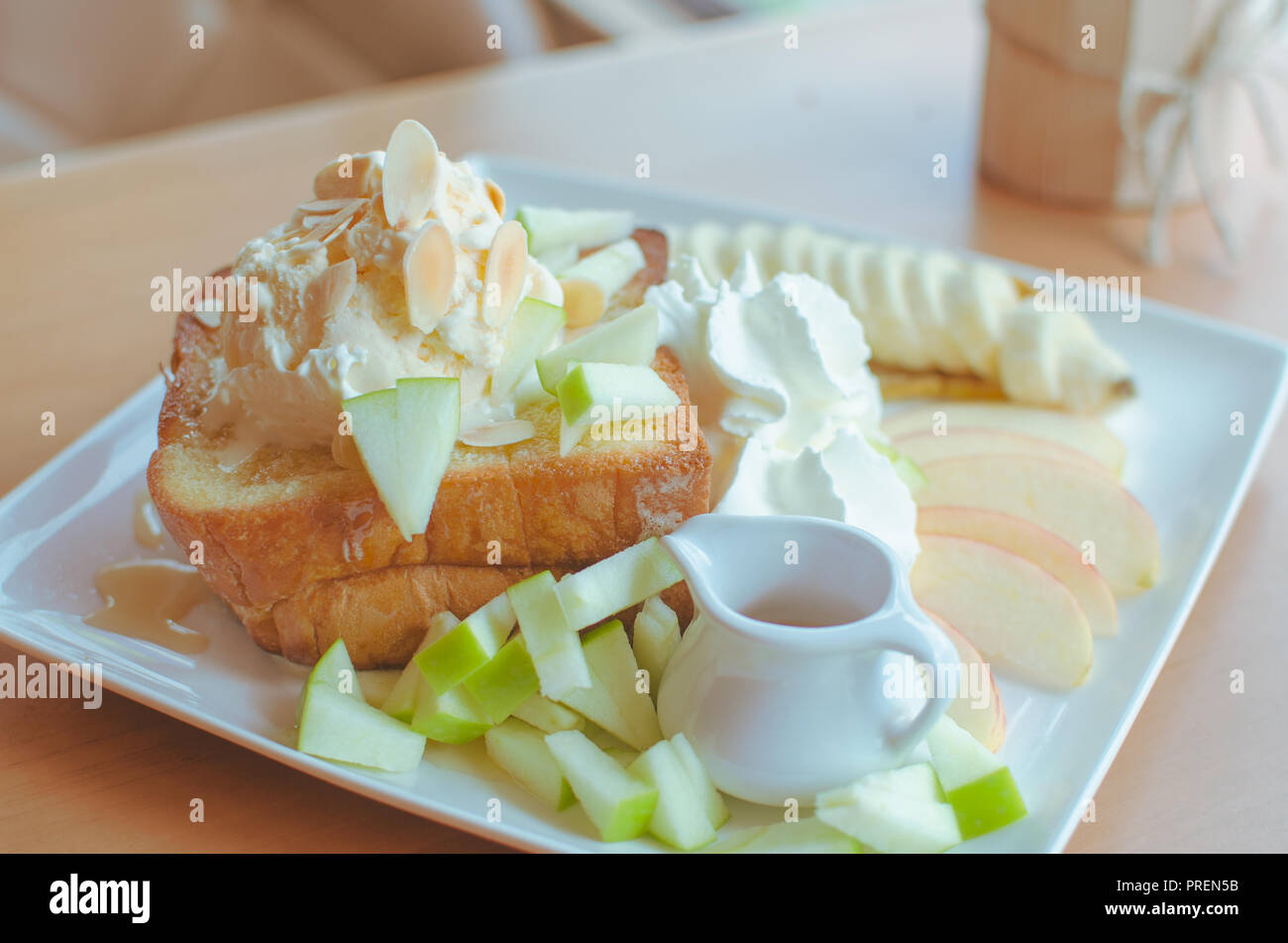 Honig Toast mit Eis und Obst Stockfoto