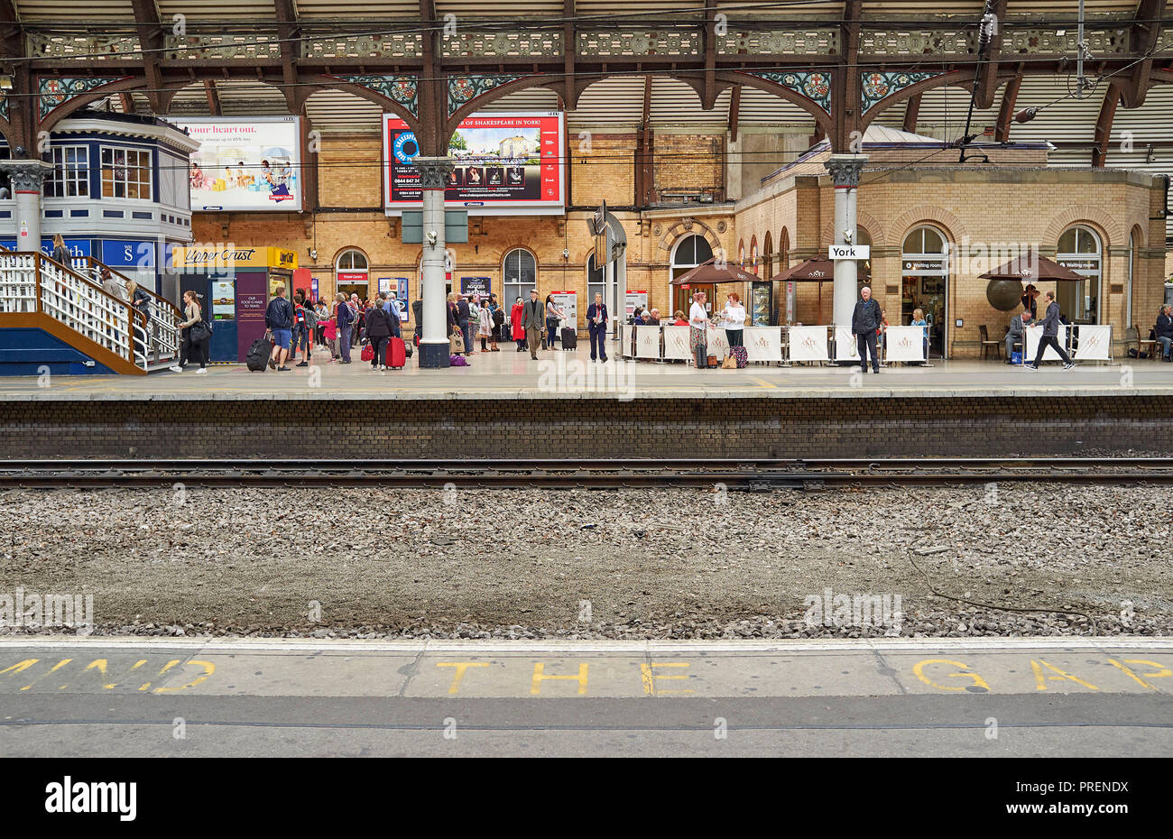 Die majestätischen Innenraum des historischen York Railway Station, Nordengland, Großbritannien Stockfoto